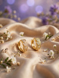 Aretes huggie corazones con brillantitos