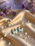 Aretes huggie flor celeste