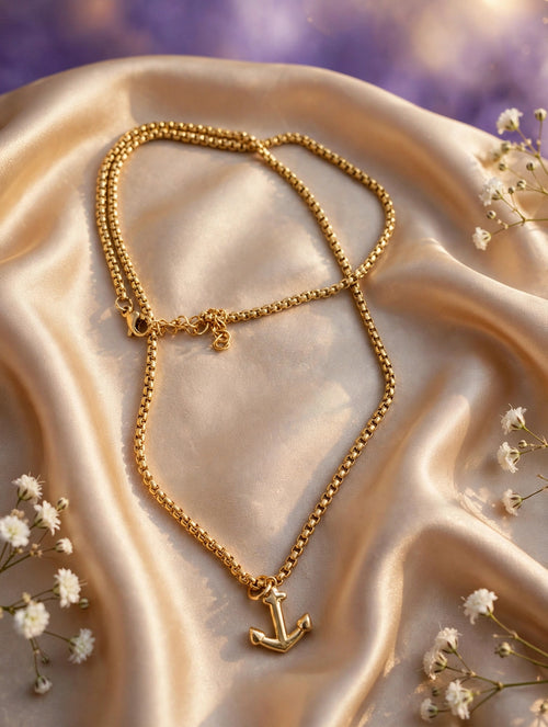 Collar cadena con dije de ancla dorada