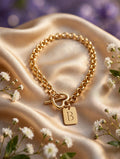 Pulsera de iniciales con plaquita (letras B, C, D, F, I, L, R) — B